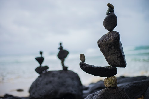 Pedras sobrepostas em estado de equilíbrio