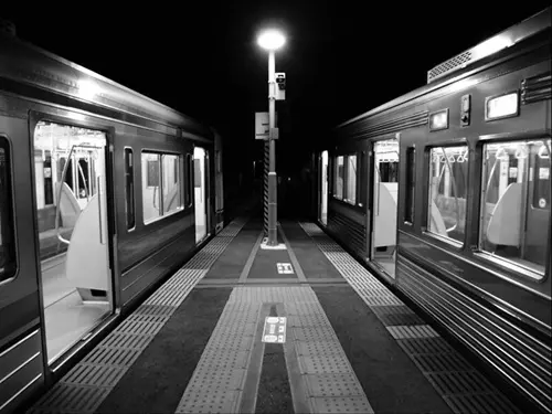 Dois comboios parados numa estação de comboios